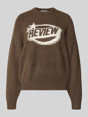 Sweter z dzianiny z nadrukiem z logo REVIEW Średniobrązowy melanż