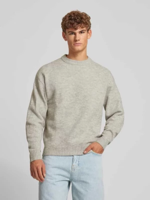 Sweter z dzianiny z okrągłym dekoltem model ‘OLLIE’ jack & jones