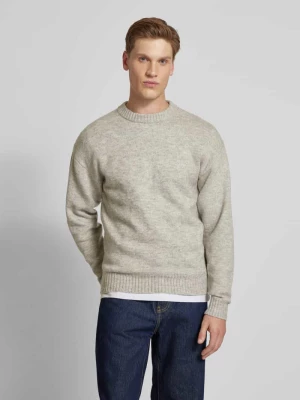 Sweter z dzianiny z prążkowanymi wykończeniami model ‘OLLIE’ jack & jones