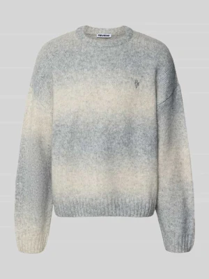 Sweter z dzianiny z wyhaftowanym logo i okrągłym dekoltem REVIEW Jasnoszary melanż