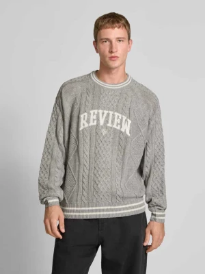 Sweter z dzianiny z wyhaftowanym logo REVIEW