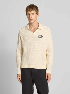 Sweter z dzianiny z wyhaftowanym logo REVIEW