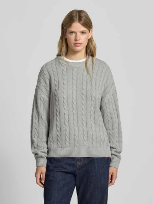 Sweter z dzianiny ze ściegiem warkoczowym i okrągłym dekoltem REVIEW