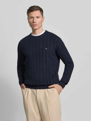 Sweter z dzianiny ze ściegiem warkoczowym i wyhaftowanym logo FYNCH-HATTON