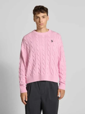 Sweter z dzianiny ze ściegiem warkoczowym i wyhaftowanym logo REVIEW