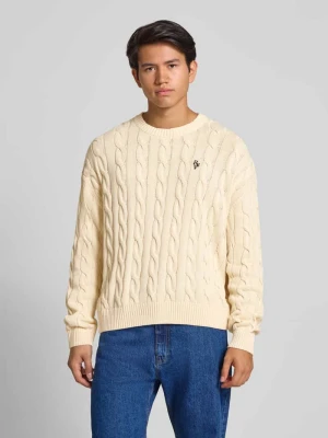 Sweter z dzianiny ze ściegiem warkoczowym i wyhaftowanym logo REVIEW