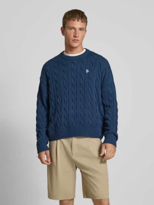 Sweter z dzianiny ze ściegiem warkoczowym i wyhaftowanym logo REVIEW