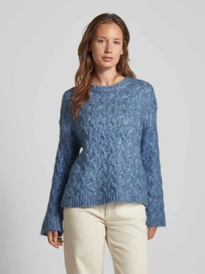 Sweter z dzianiny ze ściegiem warkoczowym model ‘Omhu’ b.Young