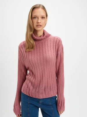 Sweter z golfem pudrowy róż Top Secret
