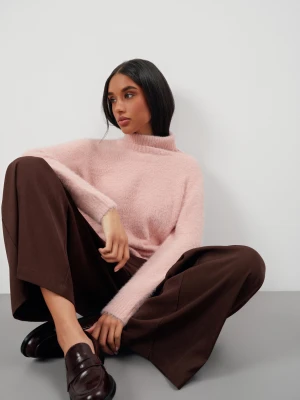 Sweter z golfem w kolorze pastelowego różu TOP SECRET