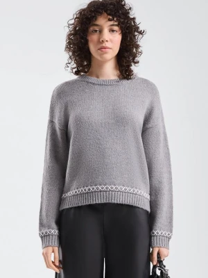 Sweter z haftem QS szary