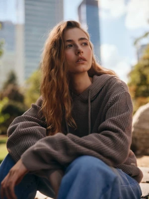 Sweter z kapturem damski - brązowy OUTHORN