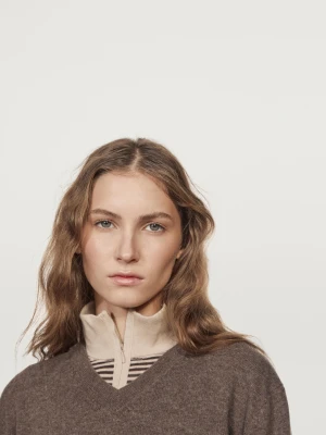 Sweter Z Mieszanki Wełny Z Dekoltem W Serek - Szarobrązowy - - Massimo Dutti - Kobieta