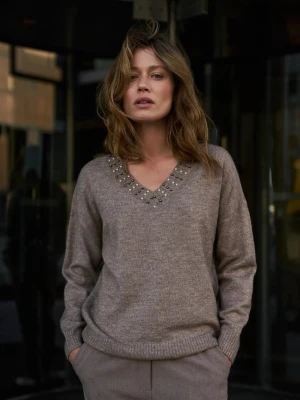 Sweter z ozdobnym dekoltem brązowy Moodo