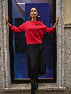 Sweter z różą czerwony Moodo