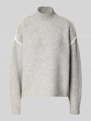 Sweter z wypustki w kontrastowym kolorze na rękawie Vero Moda