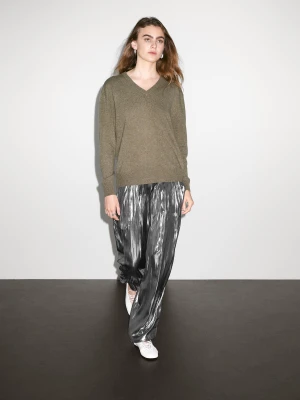 Sweter Ze 100% Kaszmiru Z Dekoltem W Serek - Zielony Butelkowy - - Massimo Dutti - Kobieta