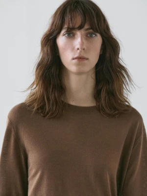 Cienki Dzianinowy Sweter Ze 100% Wełny Z Okrągłym Dekoltem - Toffee - - Massimo Dutti - Kobieta