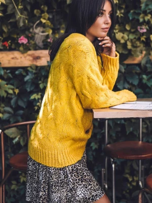 Sweter ze splotem typu warkocz - miodowy Merg