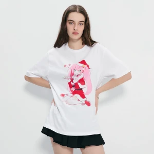 Świąteczna biała koszulka z nadrukiem w stylu anime House