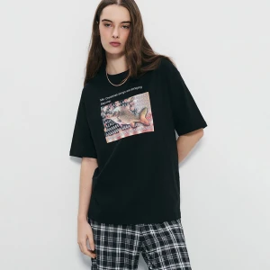 Świąteczna czarna koszulka z motywem śpiewającego karpia House