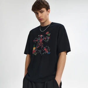 Świąteczna czarna koszulka z nadrukiem Deadpool House