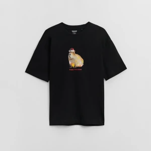 Świąteczna czarna koszulka z nadrukiem kapibary House