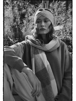 Szal w kratę beżowy Moodo