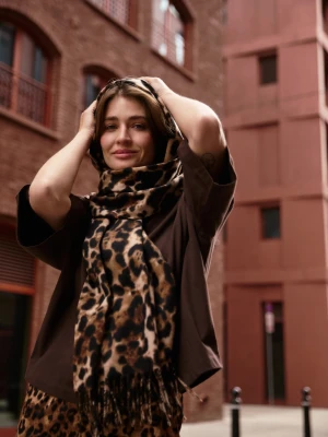 Szal w panterkę z frędzlami brązowy Moodo