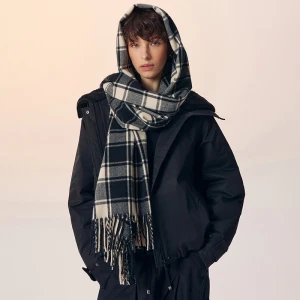 Szalik-chusta w czarną kratę z frędzlami House