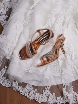 Szampańskie Sandały Vices na Szpilce z Cyrkoniowymi Paskami Niladriella