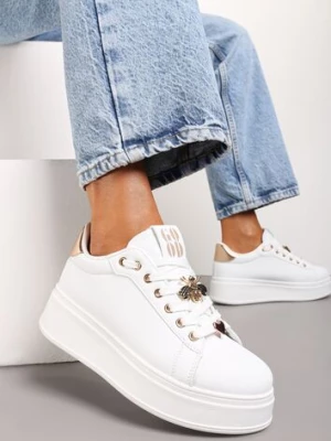 Biało-Szampańskie Sneakersy na Niskiej Platformie z Ozdobnymi Metalowymi Aplikacjami Auala