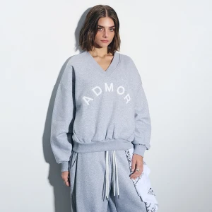 Szara bluza oversize z aplikacją ADMOR i dekoltem V House