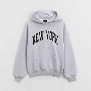 Szara bluza z kapturem i haftowaną aplikacją New York House
