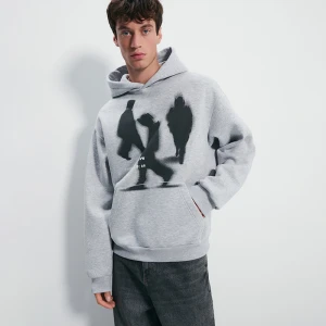 Szara bluza z kapturem i rozmazanym nadrukiem House
