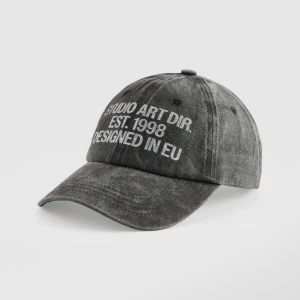 Szara czapka z daszkiem i streetwearowym nadrukiem House