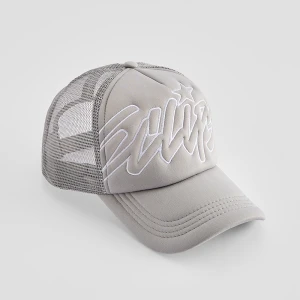 Szara czapka z daszkiem trucker hat z haftem w stylu graffiti House