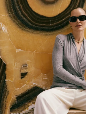 Szara kopertowa bluzka z dodatkiem wełny i kaszmiru TARANKO