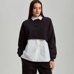 Szara krótka bluza crewneck acid wash z haftem House