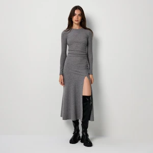 Szara sukienka dzianinowa z rozkloszowanym dołem i wycięciem House