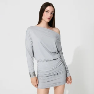 Szara sukienka mini z długim rękawem i opuszczonym ramieniem House