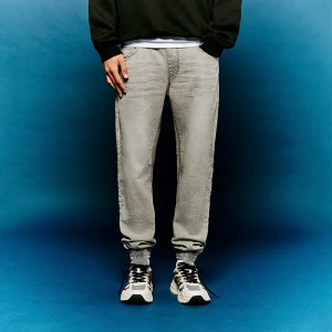 Szare jeansowe joggery z przetarciami House