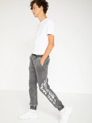 Szare jeansowe spodnie typu jogger