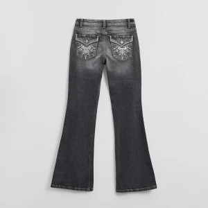 Szare jeansy bootcut z niskim stanem i zdobieniami na kieszeniach House