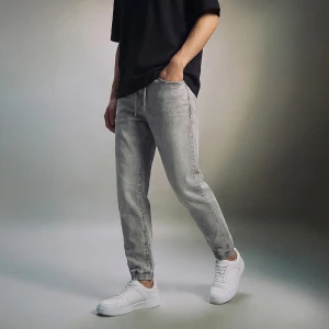 Szare jeansy jogger z regulowanym pasem House