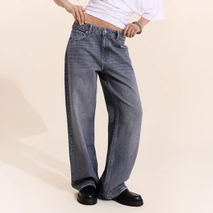 Szare jeansy straight fit z efektem sprania House