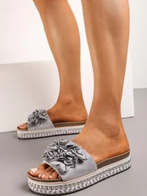 Szare Klapki z Kwiatowym Zdobieniem i Nitami Phinelaia