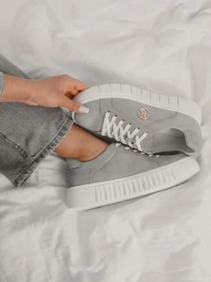 Szare Sneakersy Vices na Grubej Tłoczonej Podeszwie ze Sznurowaniem i Metaliczną Ozdobą Ulfedi