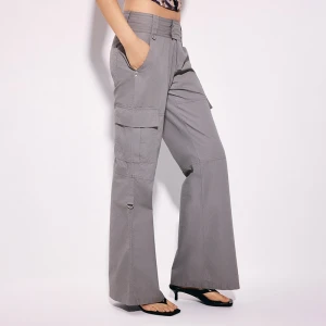 Szare spodnie cargo flare low waist House