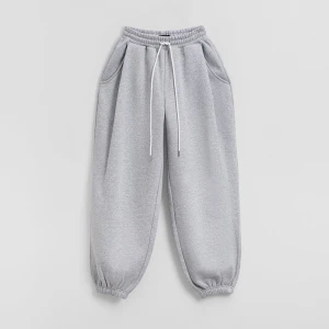 Szare spodnie dresowe basic o fasonie baggy House